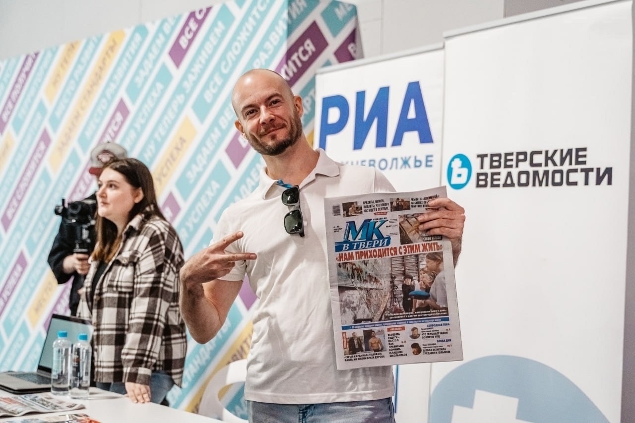 Игорь Докучаев держит газету